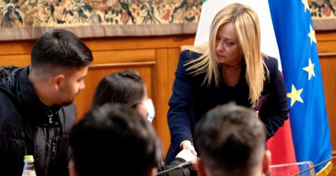 Cutro, Meloni ai parenti vittime: “Conoscevate i rischi in mare?”