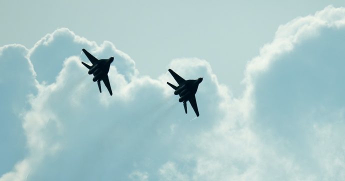 Ucraina, la diretta – La Polonia invia 4 jet a Kiev: è il primo Paese europeo. Rapporto Onu: “Mosca ha commesso crimini di guerra”