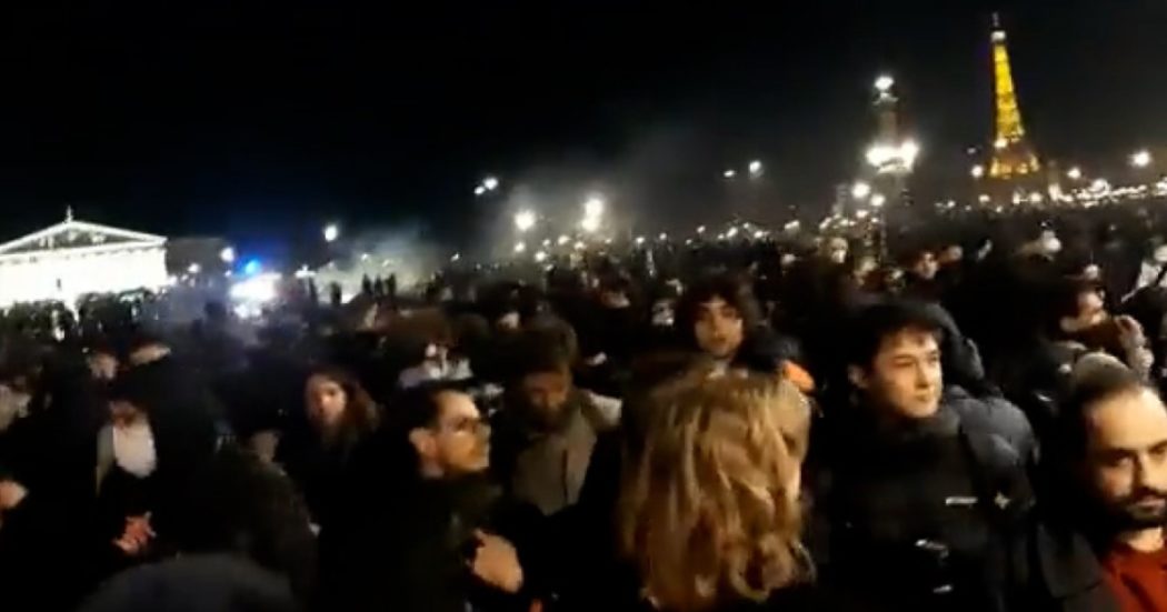 Francia, proteste in place de la Concorde per la riforma delle pensioni: cariche della polizia e lancio di lacrimogeni – Video