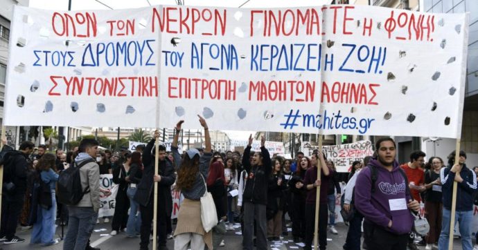 Sciopero generale in Grecia, trasporti paralizzati e migliaia in piazza dopo l’incidente ferroviario in cui sono morte 57 persone