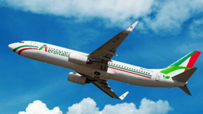 Copertina di Paura in volo: pneumatico dell’aereo Aeroitalia danneggiato sul Cagliari-Roma, atterraggio in sicurezza a Fiumicino