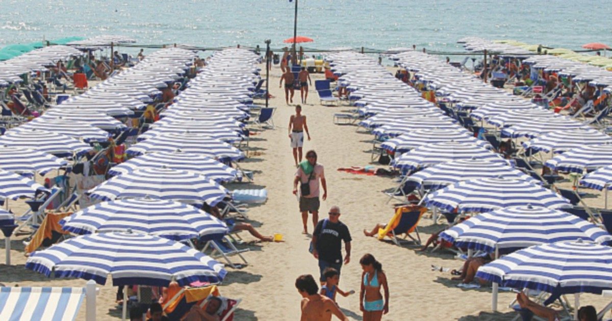 Spiagge sempre più costose, prezzi su fino al +16% rispetto al 2025: Alassio la più cara, rincari record a Taormina
