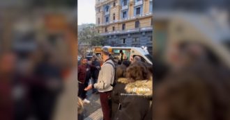 Copertina di Ambulanza arriva con le sirene accese davanti a un negozio di Napoli, ma è il “taxi” per gli ospiti dell’inaugurazione: la video-denuncia di Borrelli