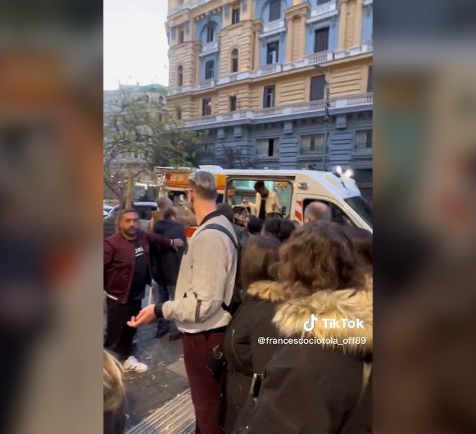 Ambulanza arriva con le sirene accese davanti a un negozio di Napoli, ma è il “taxi” per gli ospiti dell’inaugurazione: la video-denuncia di Borrelli