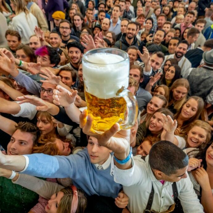 Addio al nubilato fuori controllo a Bergamo: la marcia alcolica diventa virale, sposi disperati