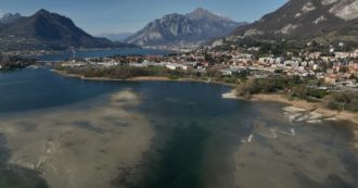 Copertina di Siccità, al Lago di Olginate nel Lecchese riaffiorano secche e isolotti: “Situazione idrica sarà pesante in estate, c’è preoccupazione”