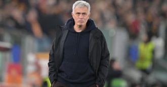 Copertina di Roma, Mourinho ironico sull’eliminazione della Lazio: “Adesso la Uefa dovrà pagare per spostare la coppa da Roma”
