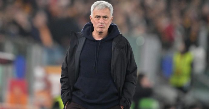 Roma, Mourinho ironico sull’eliminazione della Lazio: “Adesso la Uefa dovrà pagare per spostare la coppa da Roma”
