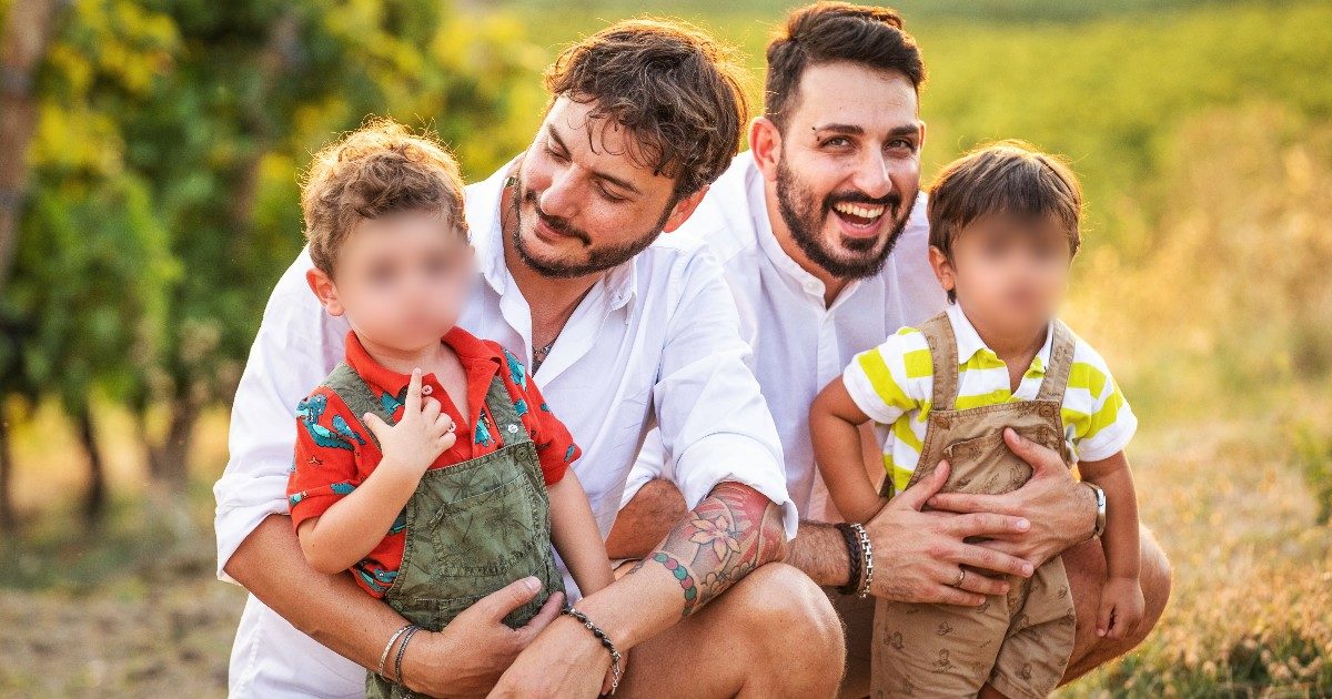 Papà per scelta, Carlo e Christian genitori di Julian e Sebastian: “La ‘gestazione per altri’ la fanno principalmente gli etero, per la destra è solo una battaglia ideologica”