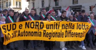 Copertina di Napoli, sindaci in piazza contro l’autonomia differenziata. Decaro: “No alla frammentazione, preoccupato per la tenuta del Paese”