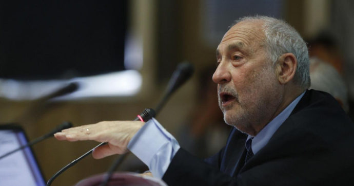 Il Nobel Stiglitz contro le banche centrali: “Ci portano dritti verso la recessione. Bce obbligata a seguire la Fed”