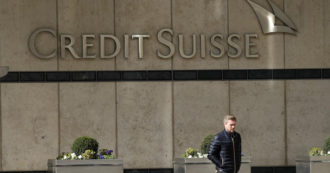 Copertina di Credit Suisse, riprende la caduta, – 8% in borsa. Ieri il no alle nozze forzate con la rivale Ubs