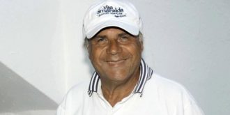 Copertina di Jerry Calà migliora e attacca no vax: “Mi hanno avvertito di commenti ignobili su quello che mi è successo”