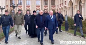 Copertina di Putin in visita a sorpresa in Crimea: il presidente russo in abiti civili in un centro per bambini – Video