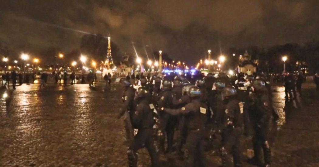 Parigi, scontri e gas lacrimogeni contro i manifestanti: 61 le persone fermate – Video