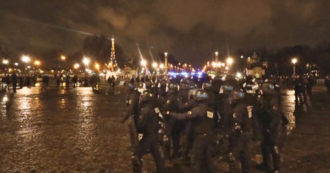 Copertina di Parigi, scontri e gas lacrimogeni contro i manifestanti: 61 le persone fermate – Video
