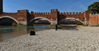 Copertina di Verona, emerge una spiaggia sotto il Ponte di Castelvecchio: gli effetti della siccità sul fiume Adige – Video