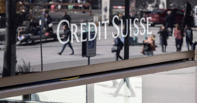 Conto alla rovescia per salvare Credit Suisse. Ubs tratta l’acquisizione per evitare il panico