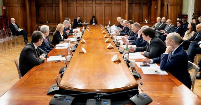 Un mese di chiacchiere, ma il decreto non c’è: si litiga sul commissario