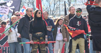 Copertina di Milano, oltre 4mila anarchici e antagonisti in corteo per Dax: danni a vetrine e auto e momenti di tensione con le forze dell’ordine – Video