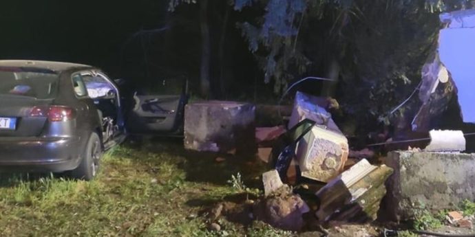 Milano, auto si schianta contro un muro: quattro giovani a bordo Gravissimo un 19enne