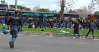 Lazio-Roma, tensione tra tifosi e forze dell’ordine fuori dallo stadio: lancio di bottiglie e petardi – Video