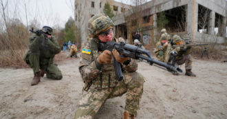 Copertina di Ucraini addestrati in Italia, Conte: “Ci stanno trascinando in guerra”