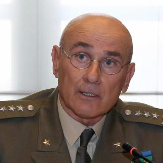 Copertina di Il generale Bertolini: “Ci stiamo facendo male da soli: così sabotiamo la pace, addio sovranità”