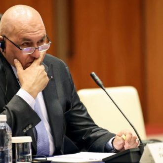 Copertina di Meloni sempre più irritata con Crosetto e i bellicisti