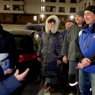 Copertina di Putin si fa lo spot al fronte. Gli Usa: “Nessuna tregua”