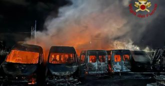 Copertina di Roma, 22 scuolabus a fuoco in via Ostiense. Indagini per accertare le cause dell’incendio