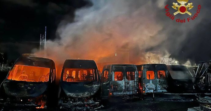 Roma, 22 scuolabus a fuoco in via Ostiense. Indagini per accertare le cause dell’incendio