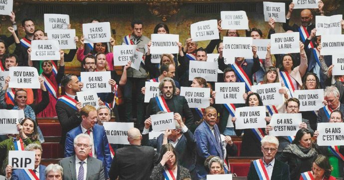 Copertina di Pensioni in Francia, prima mozione sfiducia al governo bocciata per 9 voti. Subito proteste in piazza