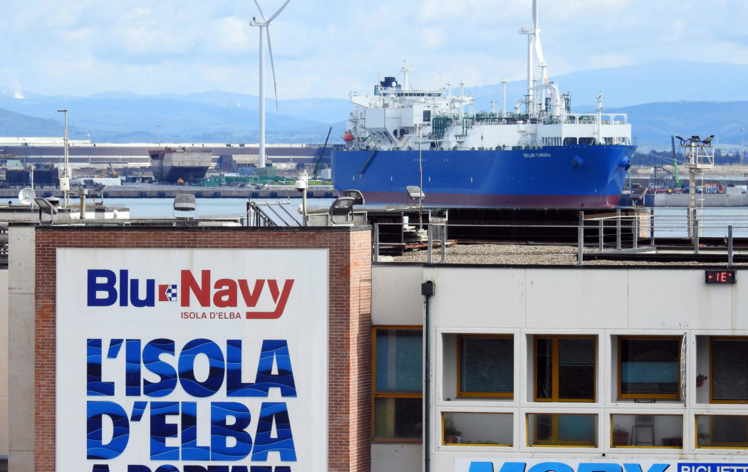 La nave Golar Tundra nel porto di Piombino (Livorno), 20 marzo 2023.
ANSA/PAOLO BARLETTANI