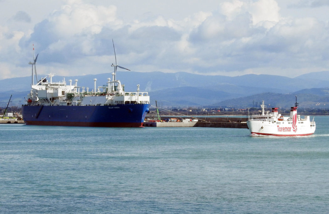 La nave Golar Tundra nel porto di Piombino (Livorno), 20 marzo 2023.
ANSA/PAOLO BARLETTANI