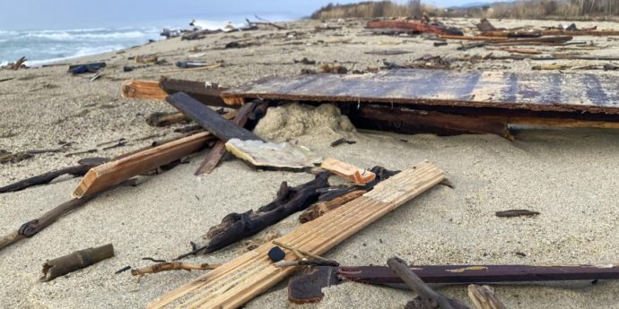 Naufragio di Cutro, nessuna traccia dello zaino pieno di contanti: “Dentro c’era un milione”