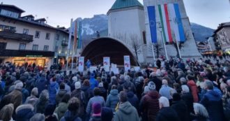 Olimpiadi 2026, a Cortina in piazza i cittadini allarmati: “Difendiamo ciò che resta del nostro territorio”