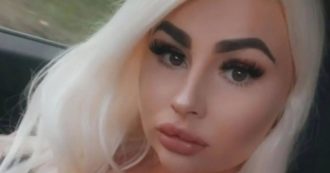 Copertina di “In carcere non posso incontrare uomini con cui fare sesso, sono scioccata”: lo sfogo della star di Onlyfans Fake Barbie che ha ucciso il marito