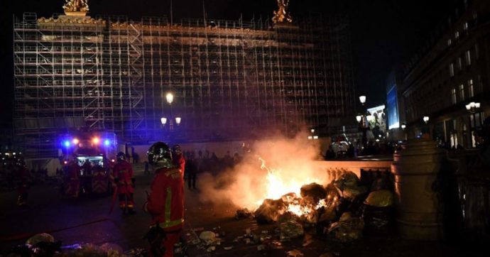 Francia, manifestazioni spontanee dopo lo stop alla sfiducia per il governo: tensioni a Parigi, cassonetti e spazzatura in fiamme