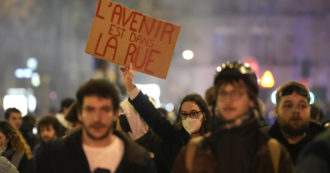 Copertina di Lo scrittore Marco Rovelli: “Le proteste di piazza in Francia riguardano la vita, non solo il lavoro e le pensioni”