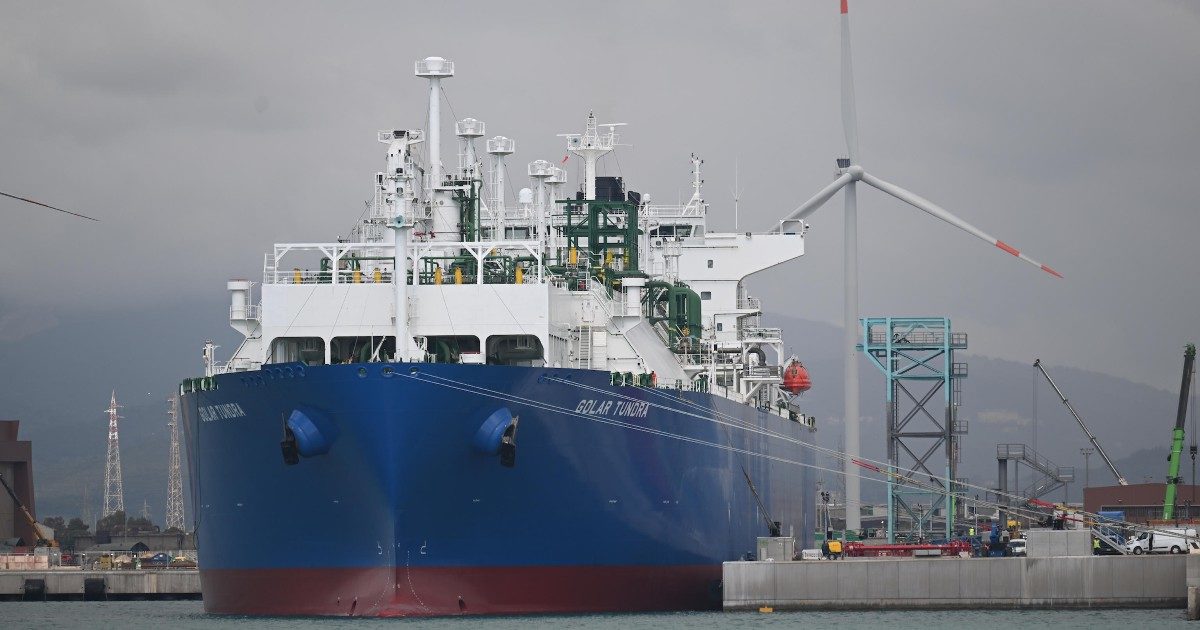 Il rigassificatore è a Piombino, a maggio in funzione. Il sindaco contro Giani: “Dubbi non chiariti”. Il governo: “Così indipendenti da Mosca”