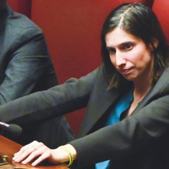 Copertina di Armi all’Ucraina, Schlein arruola i falchi del “vecchio” Pd