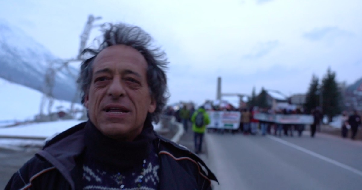 Monginevro, manifestazione alla frontiera con la Francia: “La polizia continua a respingere migranti. Qui passano in 10mila ogni anno”
