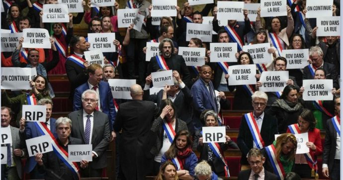 Francia, respinta la mozione di sfiducia al governo sostenuta da tutte le opposizioni: sono mancati solo 9 voti