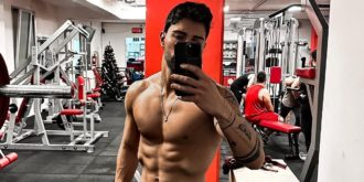 Copertina di Davide Donadei, l’ex tronista derubato fuori da un locale a Milano: “Con uno spintone mi hanno fo***to la collana d’oro senza che me ne accorgessi”