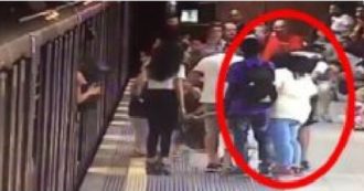 Copertina di Rubano lo zaino con l’attrezzatura video e lo sostituiscono con uno pieno di bottiglie: furto da migliaia di euro in un fast food di Milano