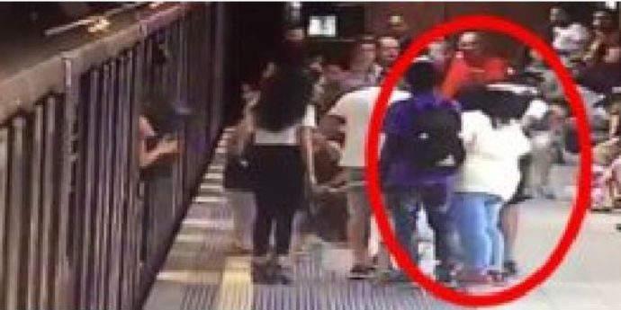 Rubano lo zaino con l’attrezzatura video e lo sostituiscono con uno pieno di bottiglie: furto da migliaia di euro in un fast food di Milano