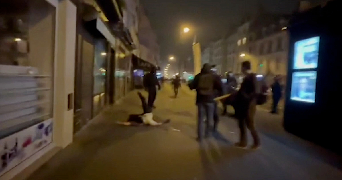 Parigi, agente sferra un pugno a manifestante che perde conoscenza: polemiche sulla polizia – Video