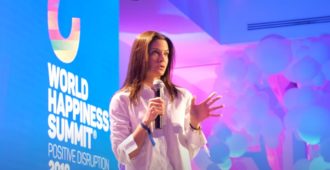 Copertina di Arriva in Italia il World Happiness Summit: tre giorni a Como per scoprire il segreto della felicità