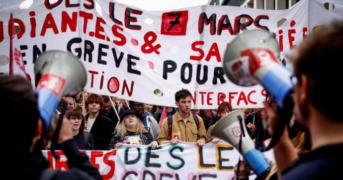 Copertina di Macron in tv spegne le proteste. Nuovo sciopero già domani 